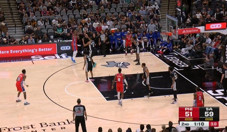 视频直播-跟前队友学的?恩比德面对文班 双后撤步从罚球线撤出三分线命中